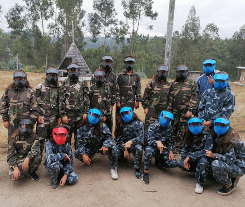 Gruppenfoto beim Paintball im Camp in Portugal