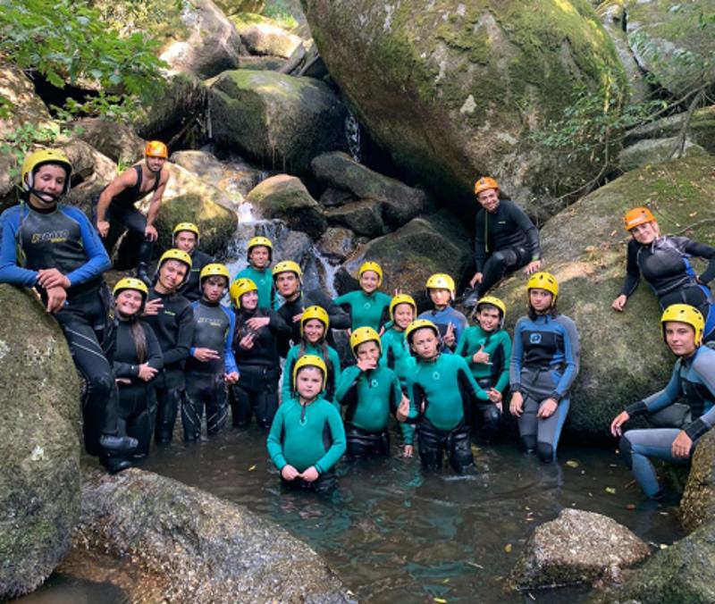 Gruppenfoto in Felsfluss im Camp in Portugal