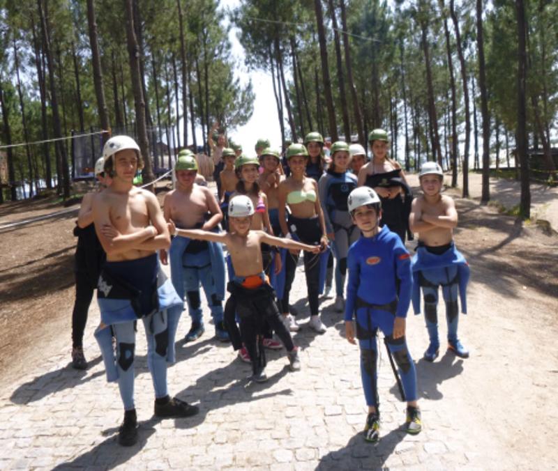 Gruppenfoto im Hochseilgarten im Camp in Portugal