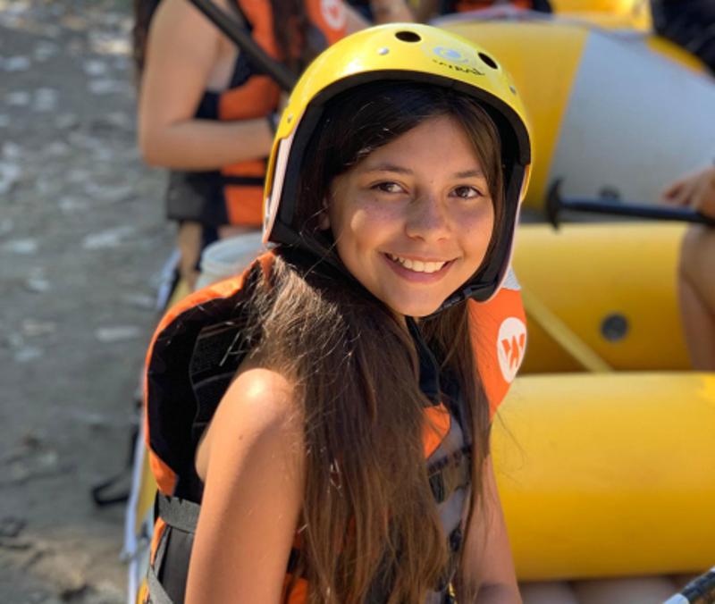Mädchen lächelt in Kamera im Camp in Portugal