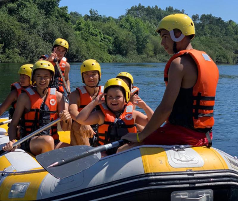 Spass beim Gummiboot fahren im Camp in Portugal