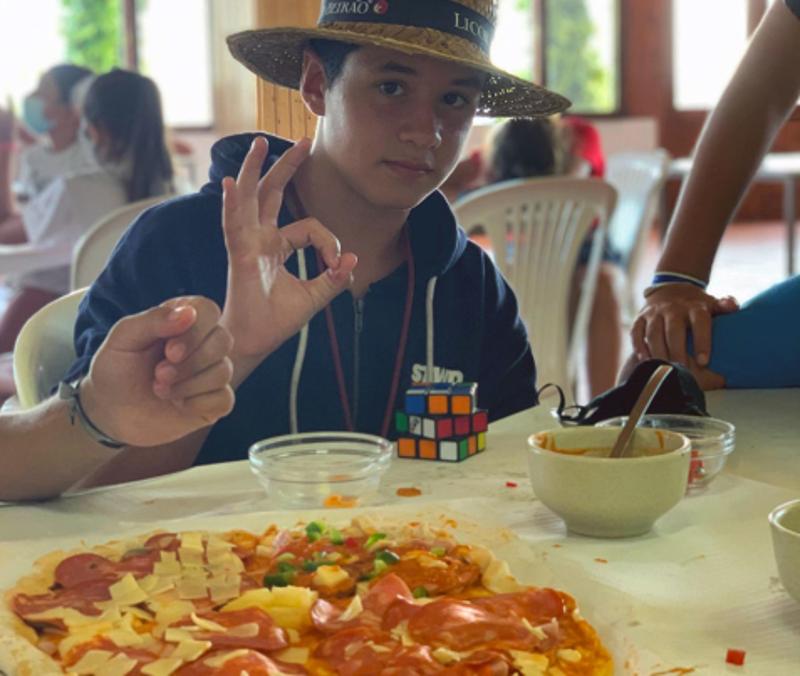 Pizza essen im Camp in Portugal