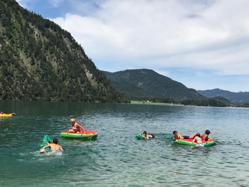 Kinder baden im Outdoor-Camp Achensee