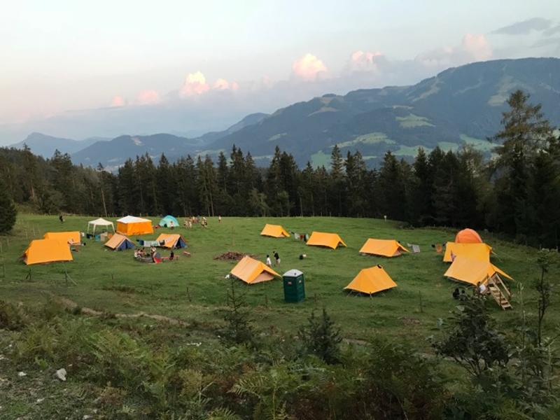 Zeltlager mitten in den Bergen im Abenteuercamp