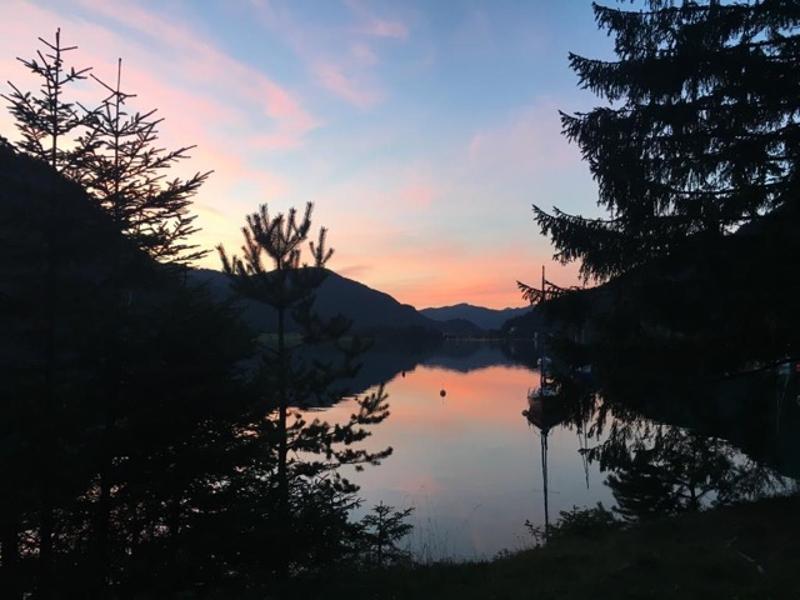 Wolfgangsee umrundet von Bergen beim Sonnenuntergang im Feriencamp Wolfgangsee
