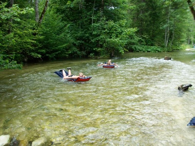 Luftmatratzen fahren im Camp Outdoor Grundlsee