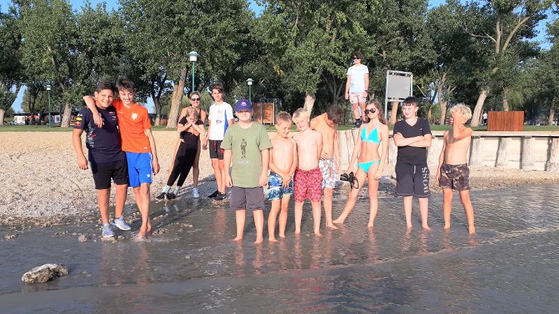 Teilnehmer posieren am Wasser im Feriencamp Wien