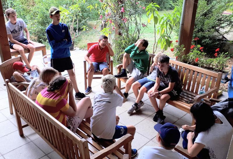 Kinder sitzen zusammen im Feriencamp Wien