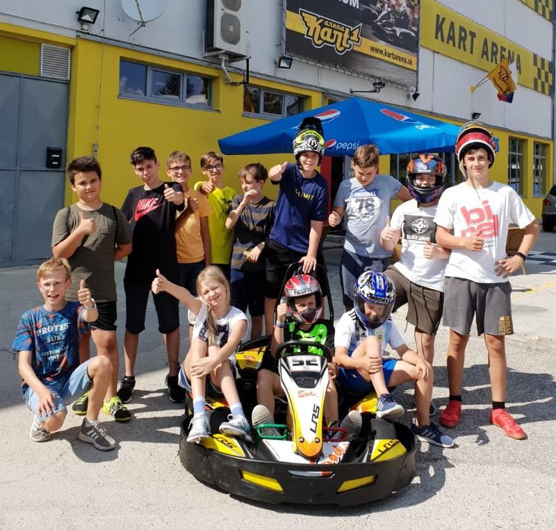 Gruppenfoto mit Kart im Feriencamp Wien