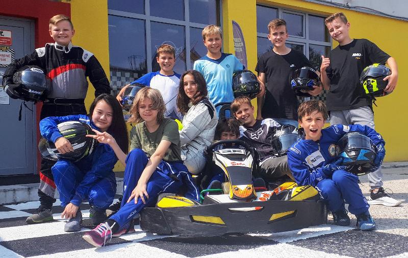 Teilnehmer des Kart-Camps auf Gruppenfoto im Feriencamp Wien
