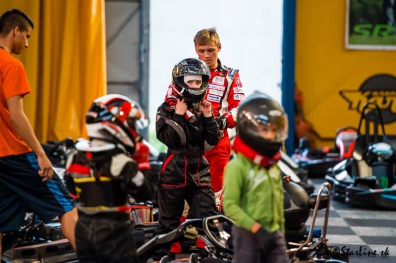Kinder machen sich bereit zum Kart fahren im Feriencamp Wien