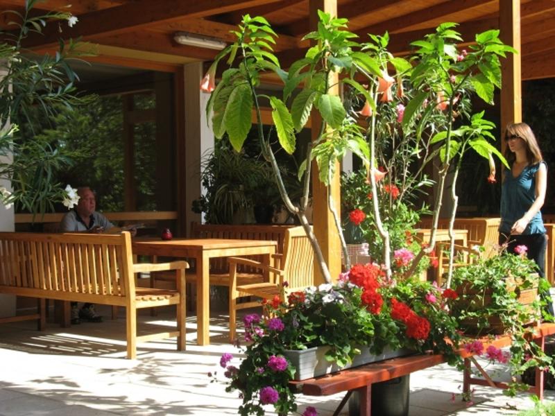 Tische draussen im Garten im Feriencamp Wien