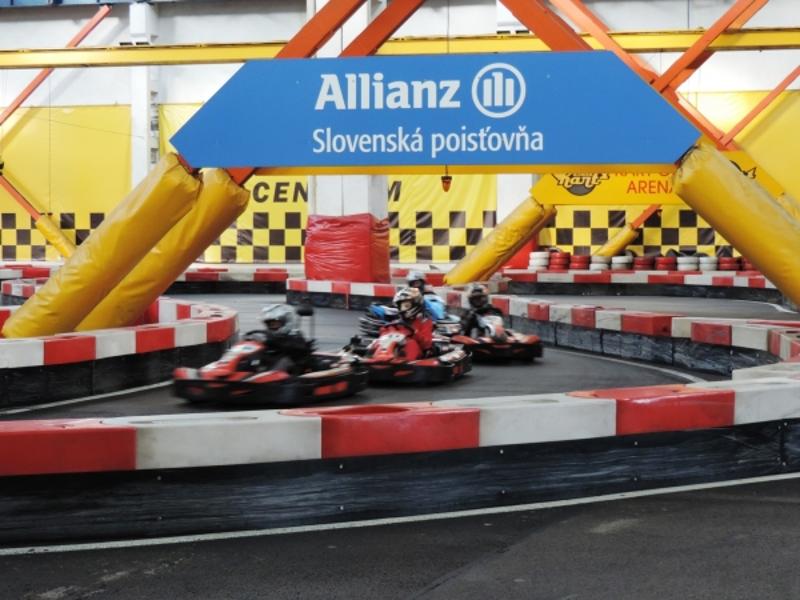 Rennen in der Halle im Kart Camp im Feriencamp Wien