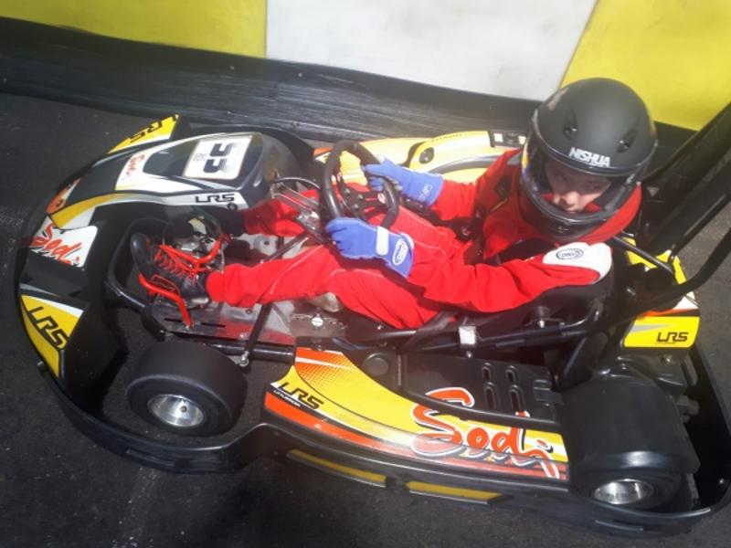 Junge sitzt in Kart im Feriencamp Wien