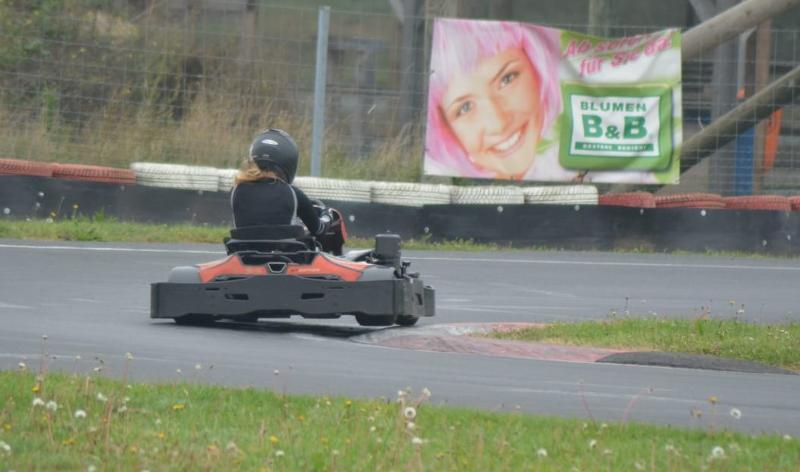 Mädchen fährt um die Kurve im Feriencamp Wien
