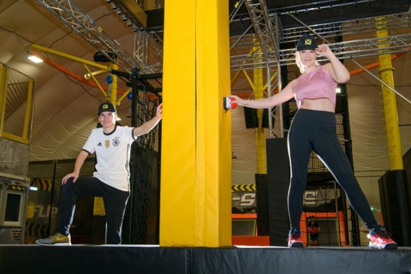 Ein Junge und ein Mädchen klettern durch einen Parkour