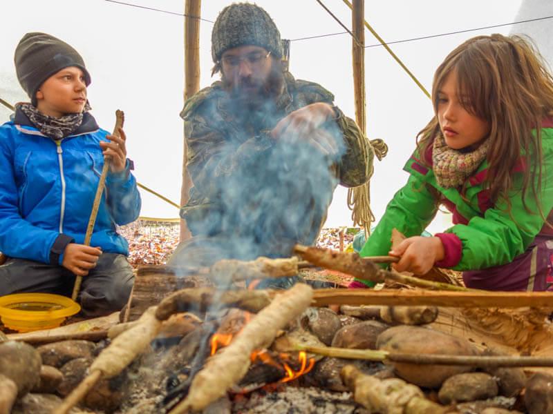 In der Ferienbetreuung lernen die Teilnehmer von ihrem Betreuer wie sie selbst ein Lagerfeuer entfachen können