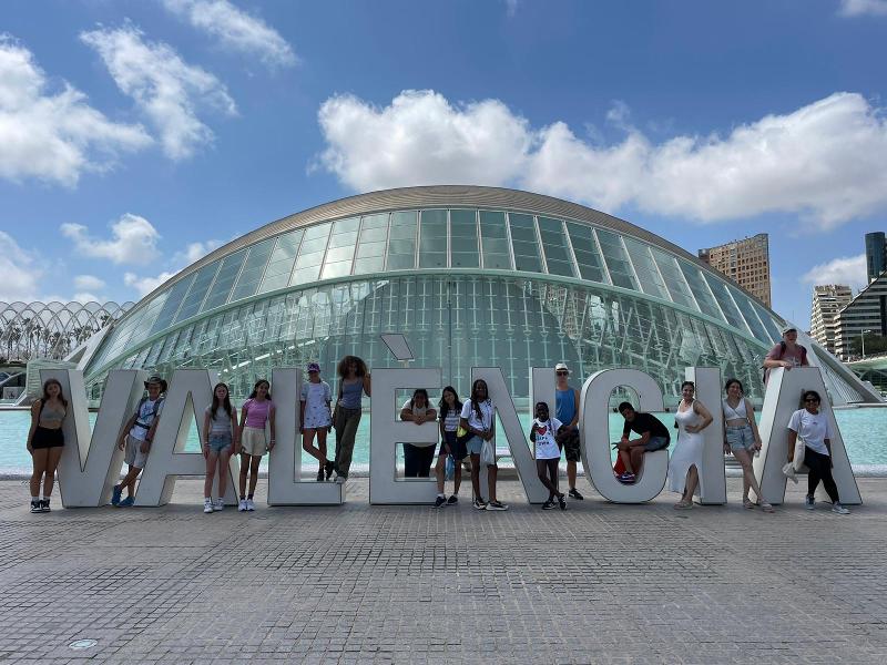 Die Teilnehmer der Valencia Sprachreise posieren vor dem Ciudad de las Artes y las Ciencias für ein Foto