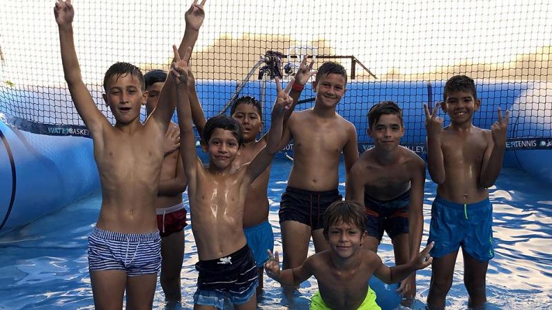 Jungs im Schwimmbad im Fussball Camp