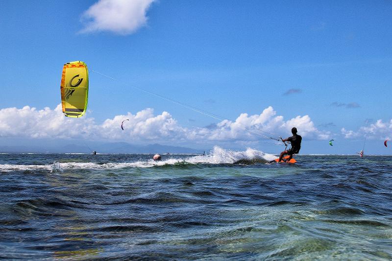 Teilnehmer bei einem Kitesurf-Camp auf dem Meer