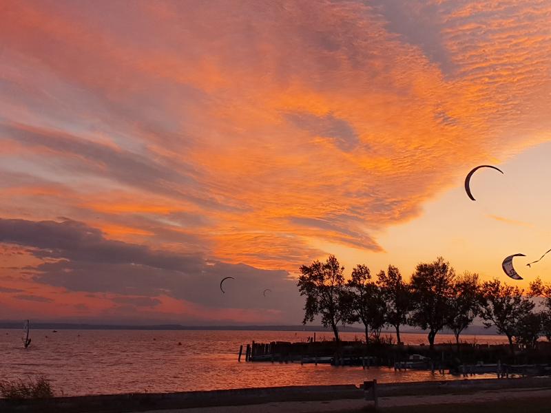 Auf dem Bild der Juvigo Fußballcamps sieht man einen Sonnenuntergang
