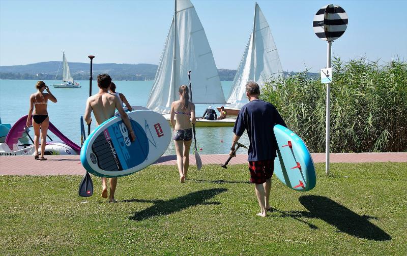 Zwei Jungs am Weg zum See mit SUP-Boards im Ferienlager Bodensee