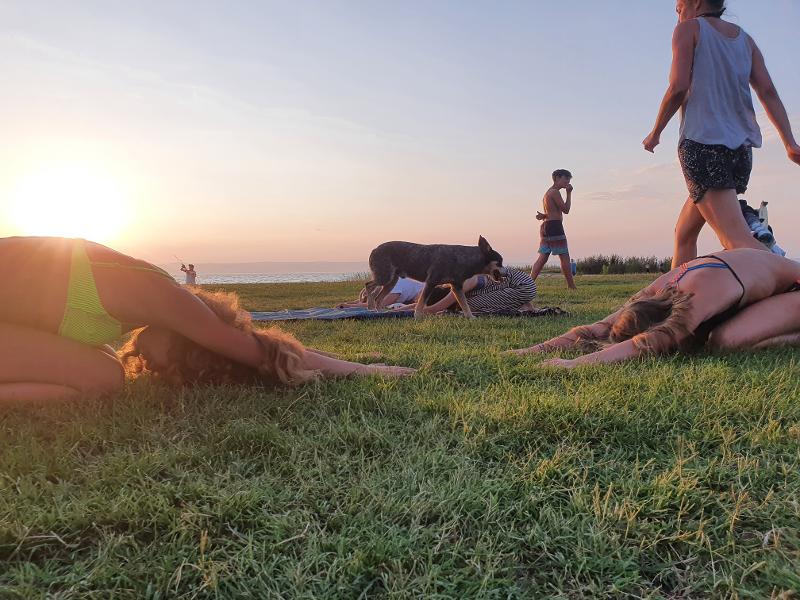Die Teilnehmer des Feriencamps Kroatien machen Yoga im Sonnenuntergang