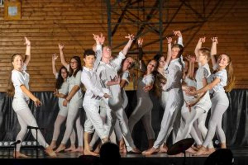 Die Teilnehmer des Englisch-Musicalcamps tanzen Ballett