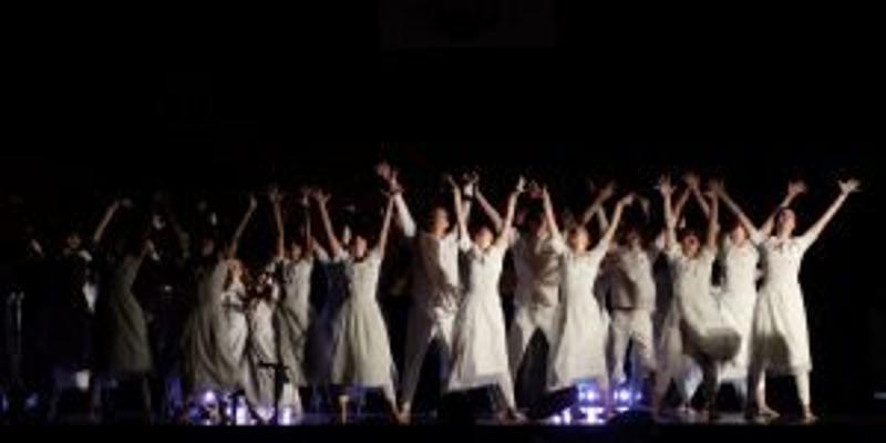 Die Teilnehmer des Sommercamps zeigen ihr Musical auf der Bühne