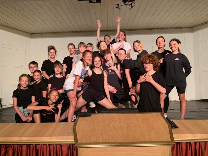 Im Englisch-Camp Kärnten machen die Teilnehmer alle zusammen ein Gruppenbild