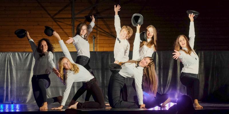 Im Kindercamp zeigen die Teilnehmer ihre Schlussposition der Aufführung