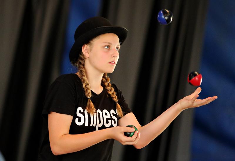 Mädchen beim Jonglieren im Sport-Feriencamp