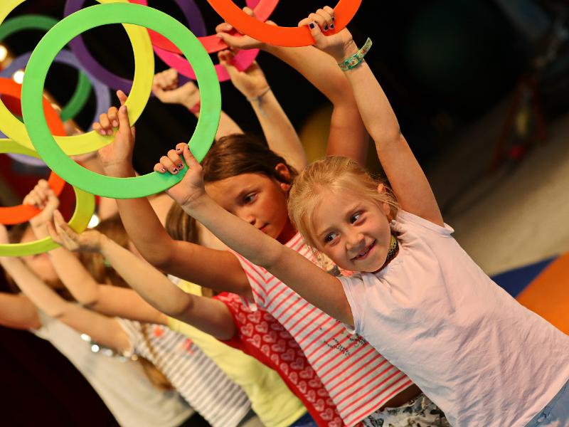 Die Kinder aus dem Tanzcamp für Kinder üben eine Show mit Reifen