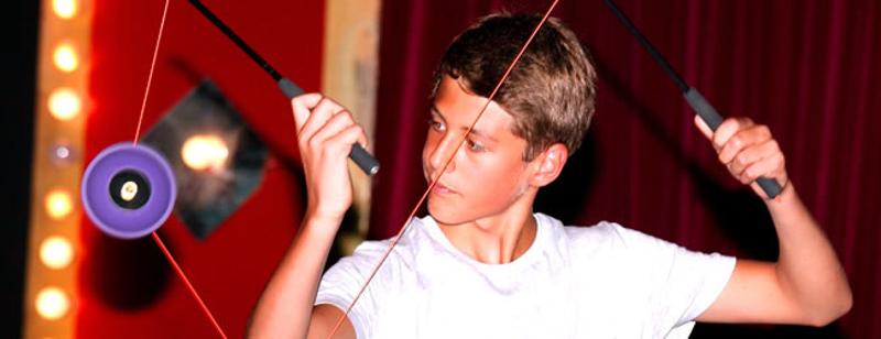 Junge macht coolen Trick im Zirkuscamp Drosendorf