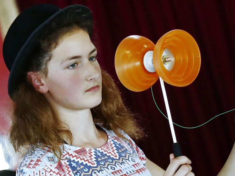 Mädchen balanciert im Zirkuscamp Drosendorf