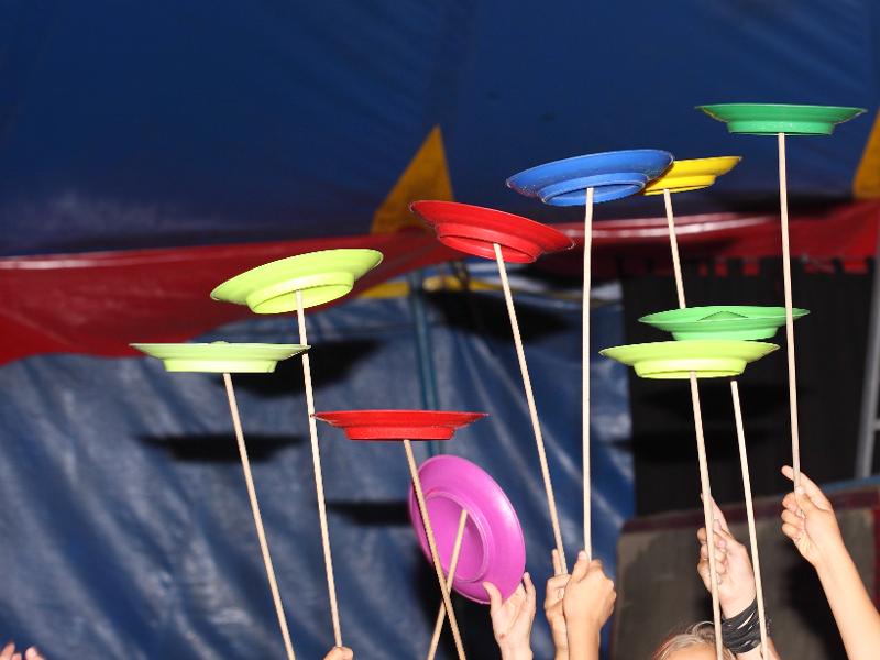 Teller balancieren im Zirkuscamp Drosendorf