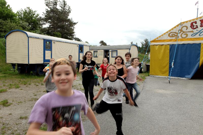 Kinder rennen im Zirkuscamp Drosendorf
