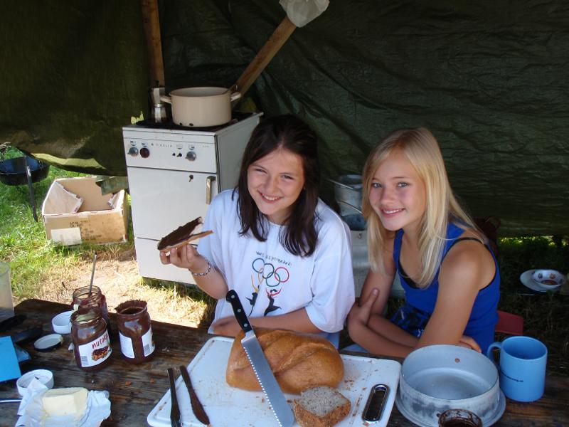 Zwei Mädchen frühstücken im Englisch-Camp Österreich