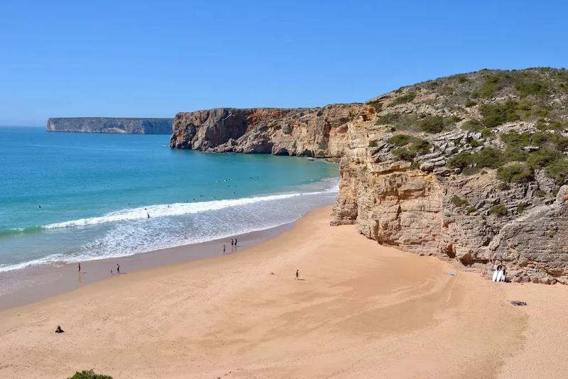 Sandstrand Nähe Lissabon mit Teilnehmern des Surfcamps