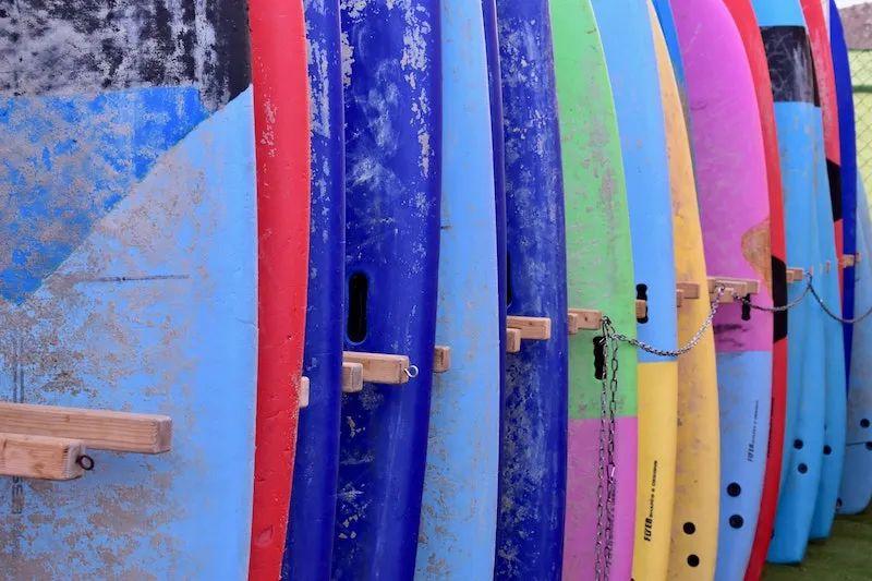 Surfbretter im Camp in Portugal
