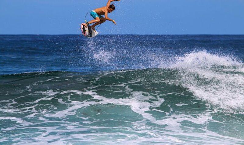 Junge surft im Camp in Portugal