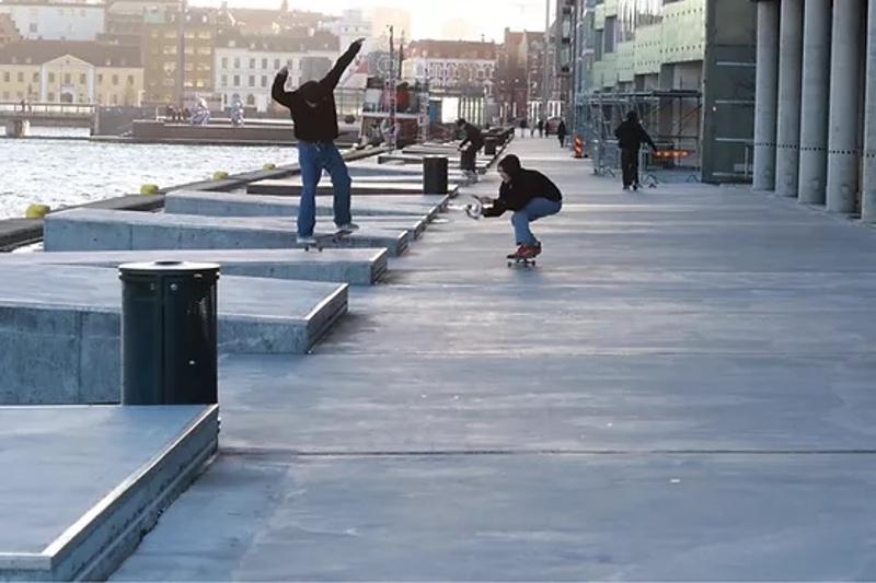 Zwei Teilnehmer eines Skate-Camps machen Tricks mit ihren Boards