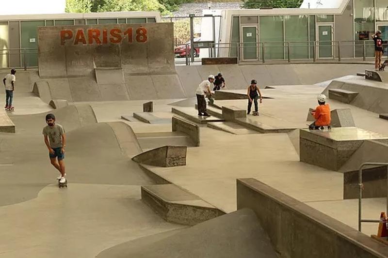 Eine Gruppe Kinder übt auf einer Strecke Skateboarding