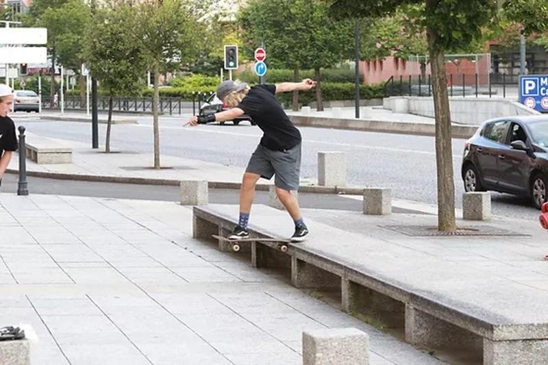Ein Teilnehmer eines Skate-Camps macht einen coolen Trick