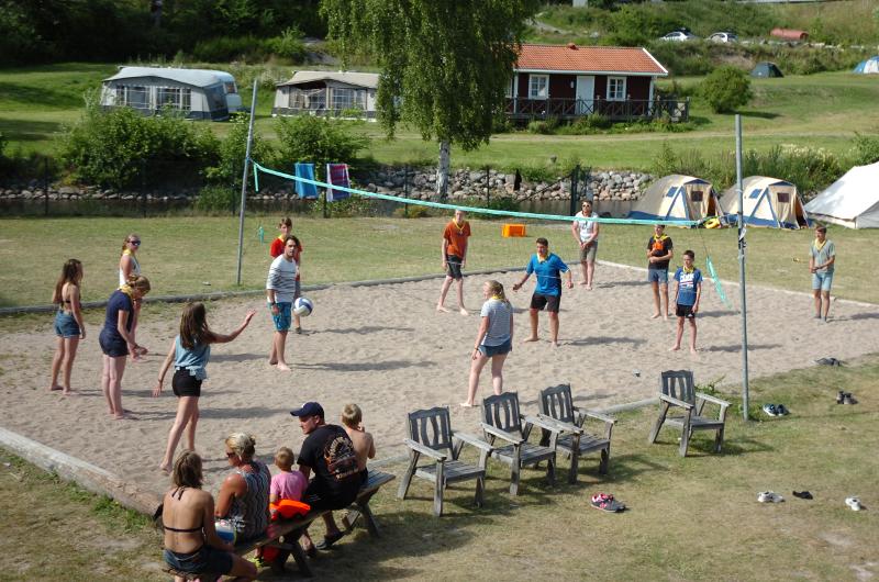 Participantes de los cursos de inglés en Suecia jugando juntos al Volleyball