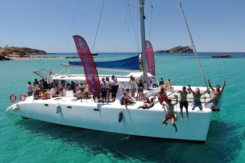 Jugendliche springen von einem Boot ins blaue Meerwasser 