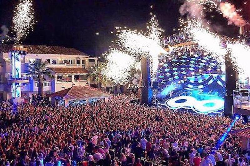 Hunderte Jugendliche feiern zu Partymusik