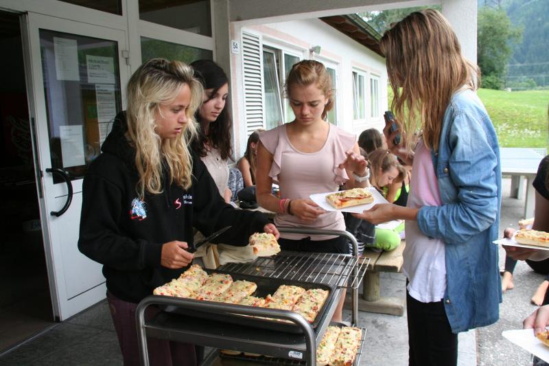 Im Actioncamp essen die Teilnehmerinnen Baguette vom Grill