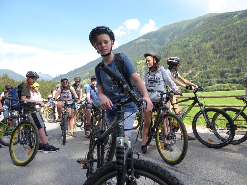 Die Jungen machen während ihrer Fahrradtour im Actioncamp eine kurze Rast