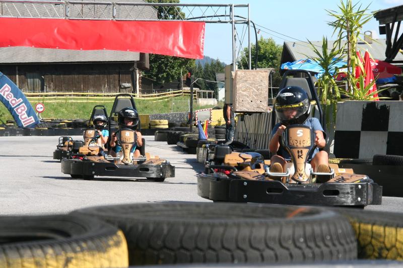 Im Actioncamp Mölltal fahren die Teilnehmer beim Kart fahren um die Wette